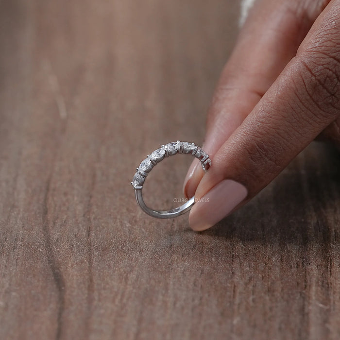 Ehering mit ovalem Ost-West-Schliff und im Labor gezüchteten Diamanten