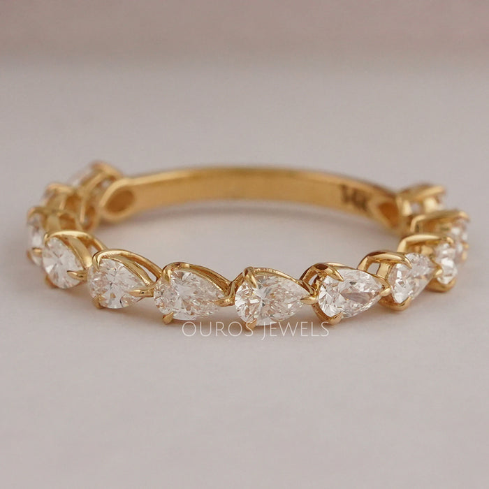 Halber Eternity-Ring aus im Labor gezüchteten Diamanten im Birnenschliff