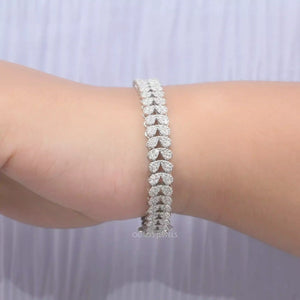 Rundes, im Labor hergestelltes Tennisarmband mit Diamantcluster