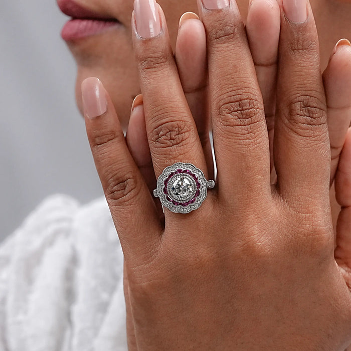 Alter europäischer Ring mit Halbmond-Edelstein im Rundschliff und rosa Halo