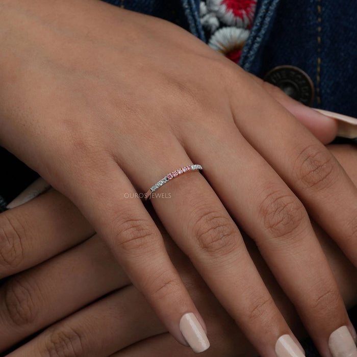 Ehering mit rundem Schliff und im Labor gezüchteten Diamanten