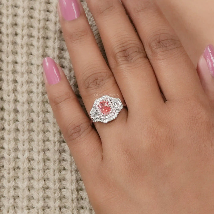 3-Stein-Ring mit Fancy Pink Radiant-Schliff und Halo-Diamant