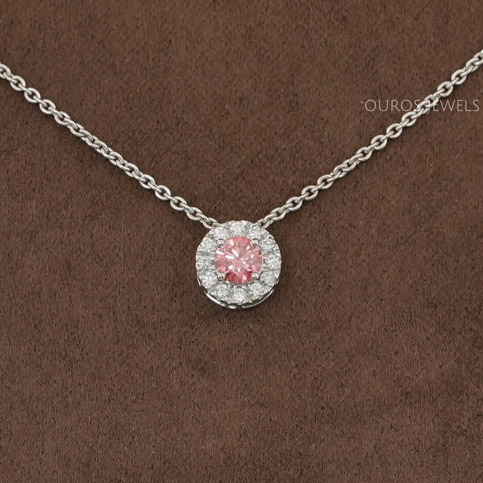 Rosafarbener Halo-Anhänger mit CVD-Diamant im Rundschliff
