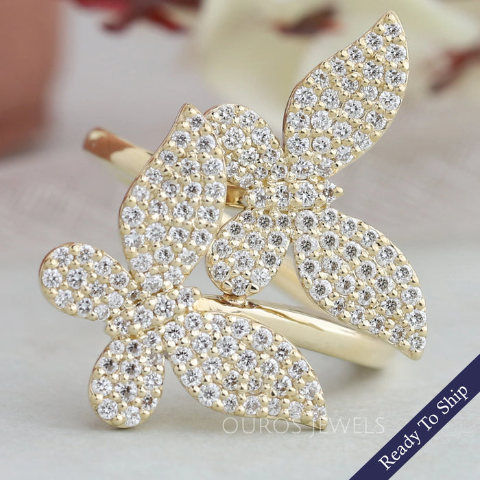 Schmetterlingsförmiger Jubiläumsring mit rundem Cluster-Diamant