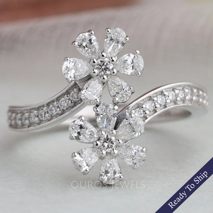 Bypass-Verlobungsring im Birnenschliff mit Blumenmuster