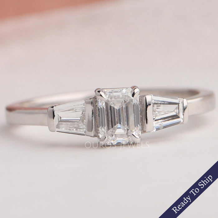 Verlobungsring mit drei Steinen und Smaragd-Diamant