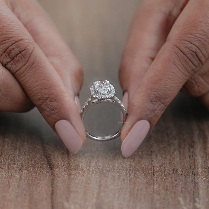 Diamant Verlobungsring im Strahlenschliff mit Solitär Akzent