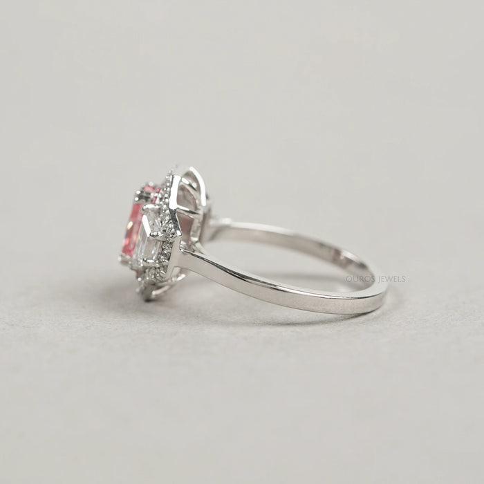 3-Stein-Ring mit Fancy Pink Radiant-Schliff und Halo-Diamant