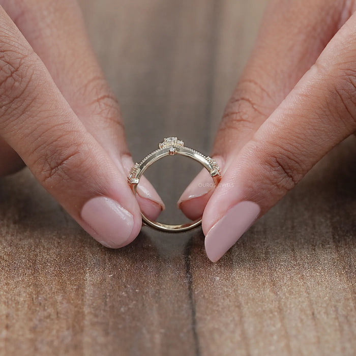 Ring mit rundem Labordiamanten im Kronenstil und Chevron-Design