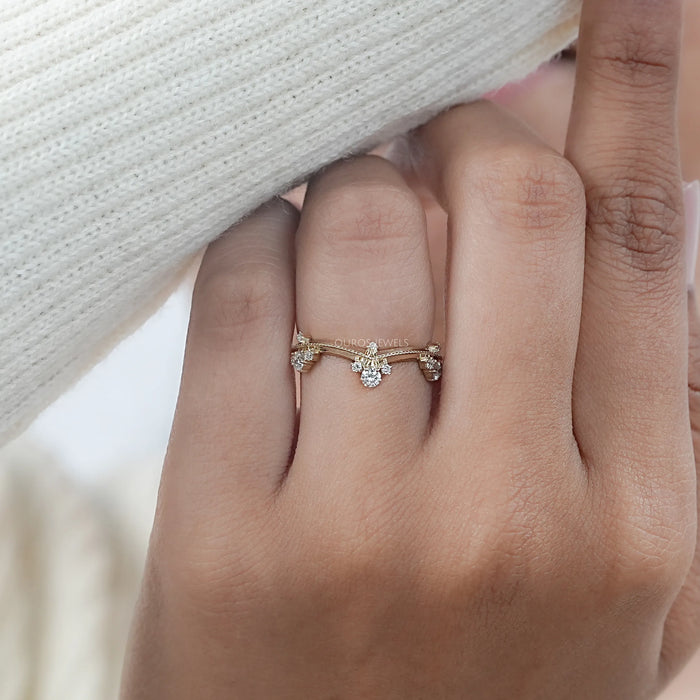 Ring mit rundem Labordiamanten im Kronenstil und Chevron-Design