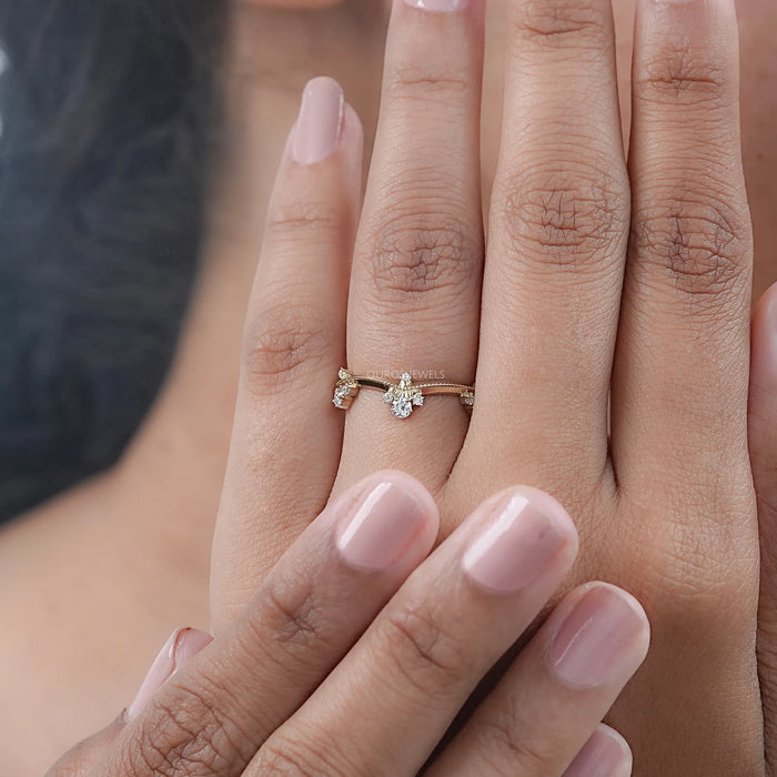 Ring mit rundem Labordiamanten im Kronenstil und Chevron-Design