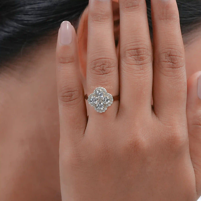 Halo Ring mit Blumenform und Rundem Lab Diamanten