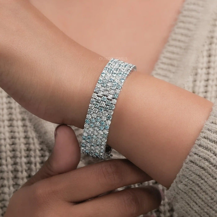 Ausgefallenes, breites Armband mit blauen Labordiamanten im Rundschliff 