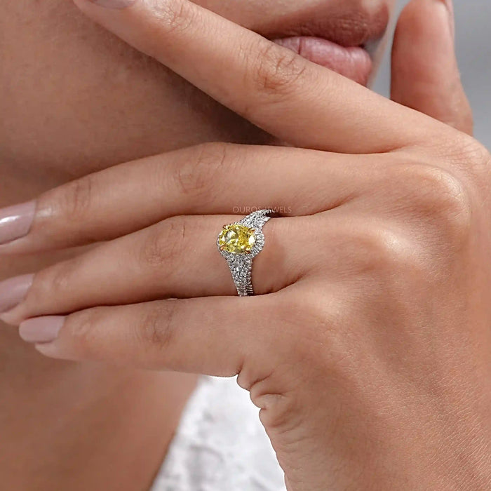 Gelber ovaler Diamant Halo Verlobungsring mit geteiltem Schaft
