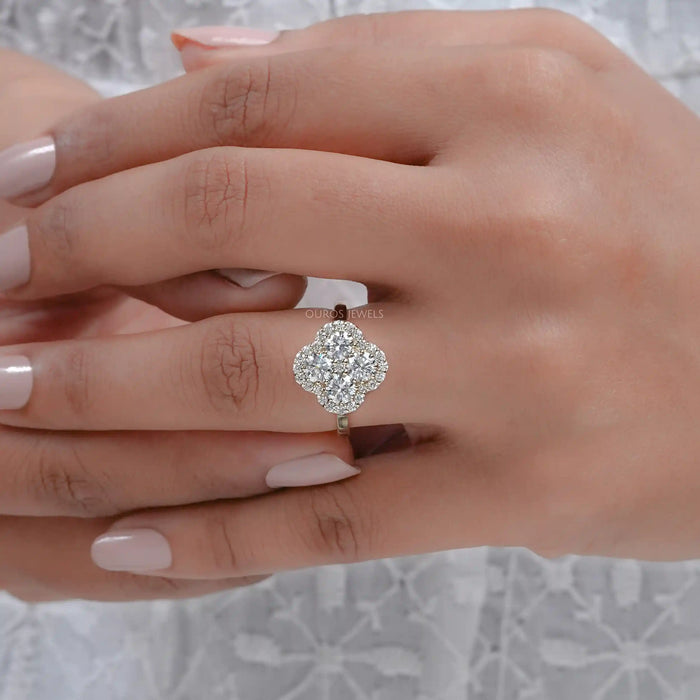 Halo Ring mit Blumenform und Rundem Lab Diamanten