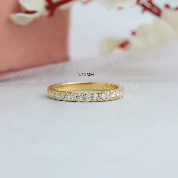 Halber Eternity-Trauring mit rundem Schliff und im Labor gezüchteten Diamanten