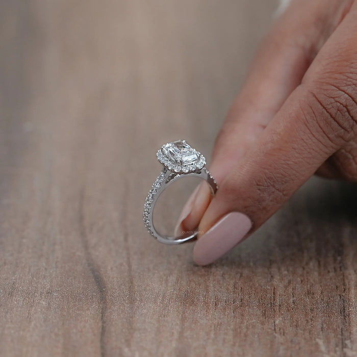 Diamant Verlobungsring im Strahlenschliff mit Solitär Akzent