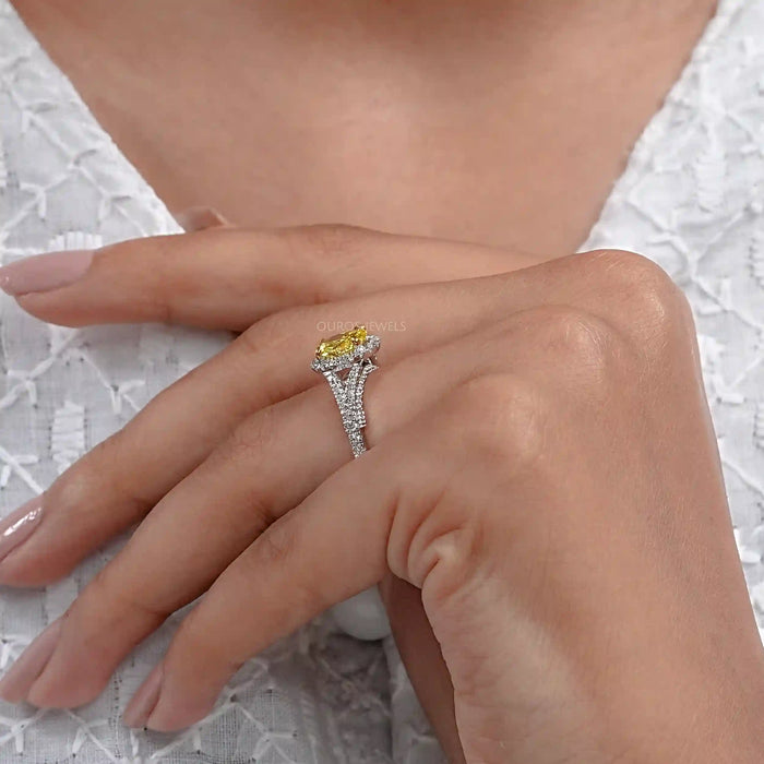 Gelber ovaler Diamant Halo Verlobungsring mit geteiltem Schaft