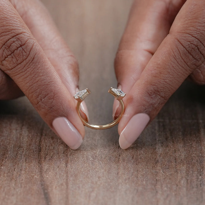 Offener Manschettenring mit zwei Steinen und Labordiamanten im Kite-Schliff