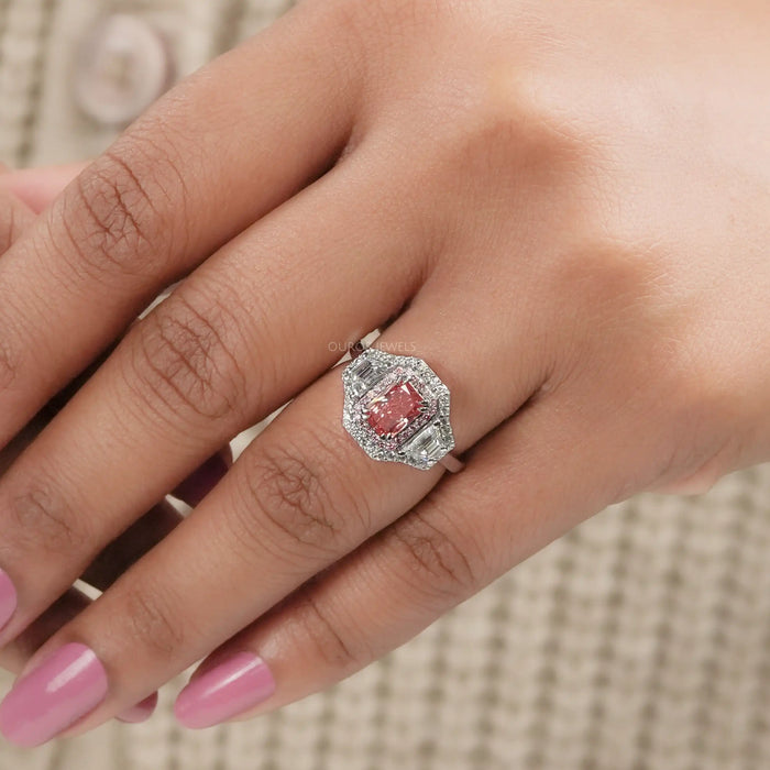 3-Stein-Ring mit Fancy Pink Radiant-Schliff und Halo-Diamant