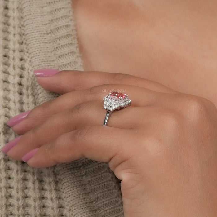 3-Stein-Ring mit Fancy Pink Radiant-Schliff und Halo-Diamant