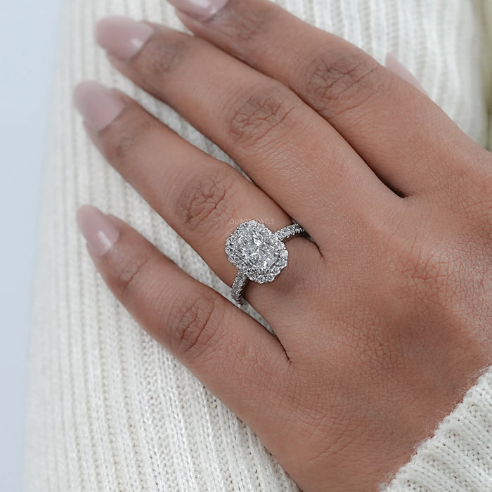 Diamant Verlobungsring im Strahlenschliff mit Solitär Akzent