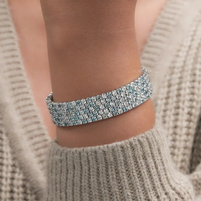 Ausgefallenes, breites Armband mit blauen Labordiamanten im Rundschliff 