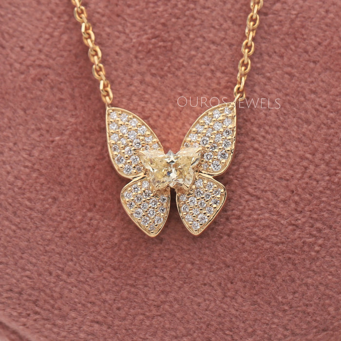 Pavé-Halskette mit gelbem Schmetterling und Diamanten