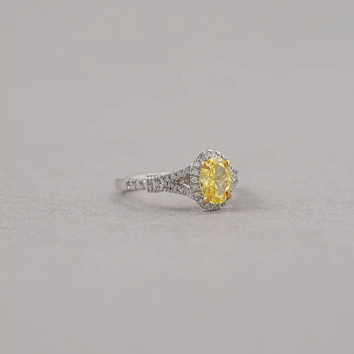 Gelber ovaler Diamant Halo Verlobungsring mit geteiltem Schaft