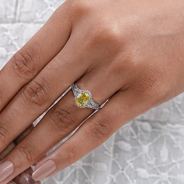Gelber ovaler Diamant Halo Verlobungsring mit geteiltem Schaft