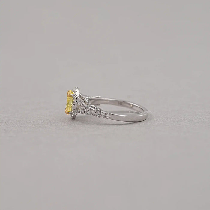 Gelber ovaler Diamant Halo Verlobungsring mit geteiltem Schaft