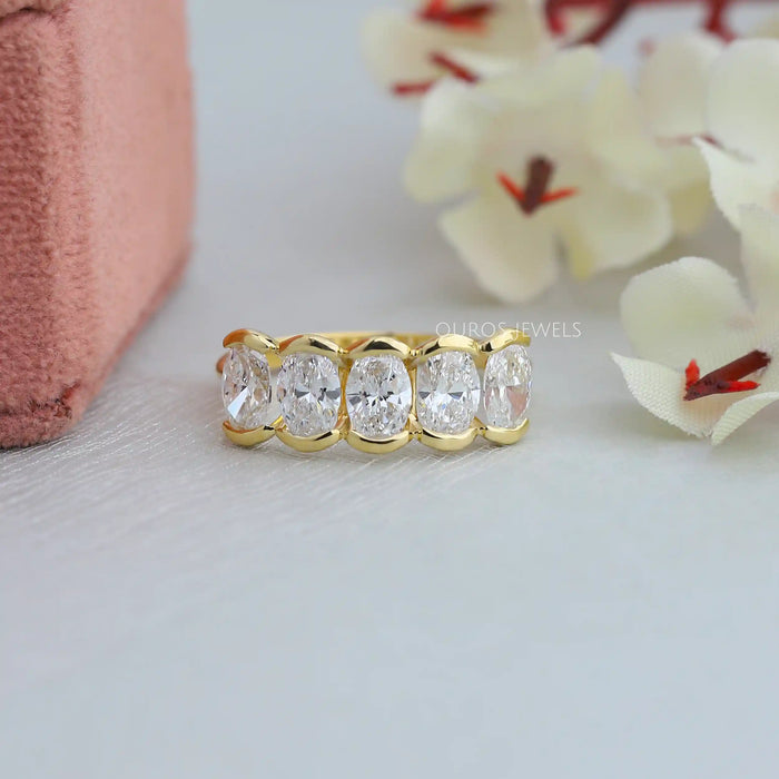 Gelbgold Oval Halb Lünette Set Diamant Ring