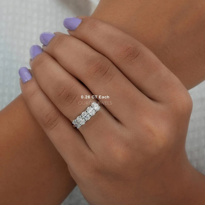 Ehering mit ovalem Fünf-Stein-Schliff und im Labor gezüchteten Diamanten