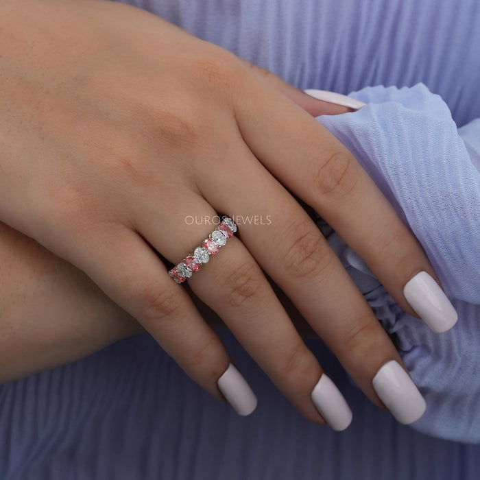 Rosafarbener Eternity-Trauring mit Ovalschliff