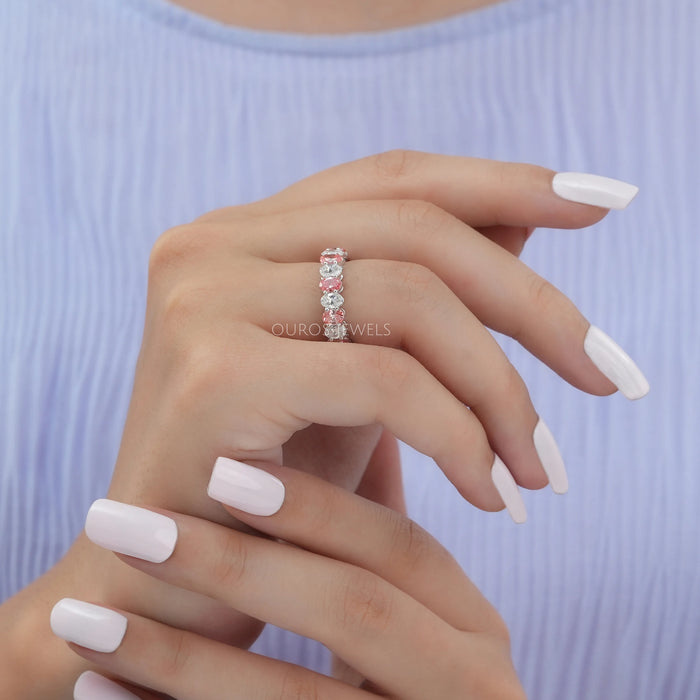 Rosafarbener Eternity-Trauring mit Ovalschliff