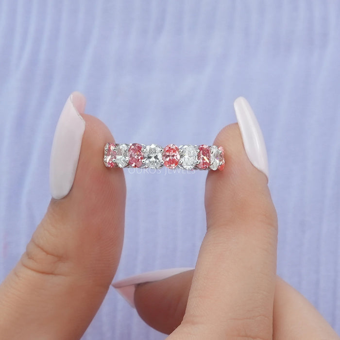 Rosafarbener Eternity-Trauring mit Ovalschliff