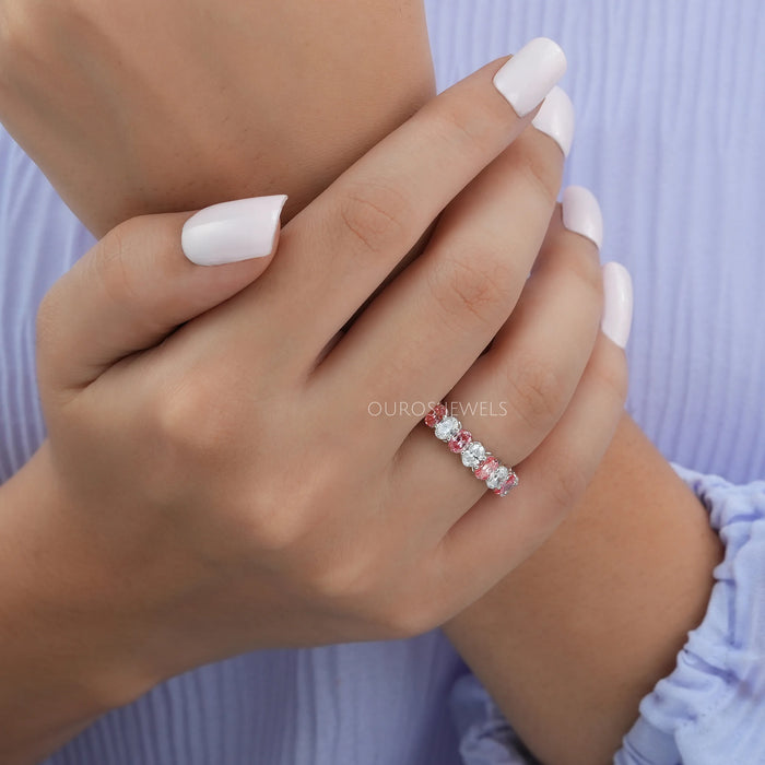 Rosafarbener Eternity-Trauring mit Ovalschliff