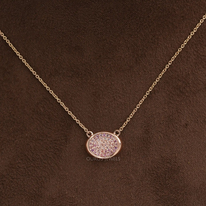Anhänger mit rosa, runden, im Labor gezüchteten Diamanten im Pavé-Set