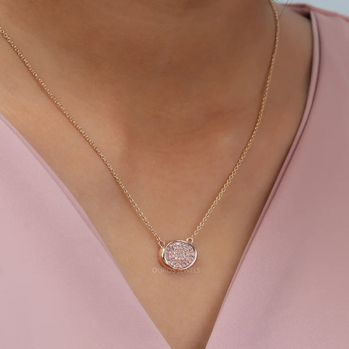 Anhänger mit rosa, runden, im Labor gezüchteten Diamanten im Pavé-Set