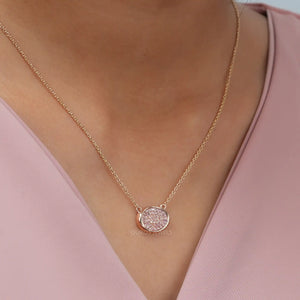 Anhänger mit rosa, runden, im Labor gezüchteten Diamanten im Pavé-Set