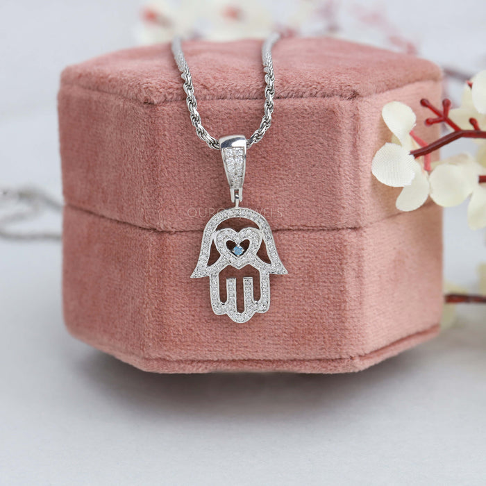 Halskette mit Labordiamanten in Form einer Hamsa-Hand