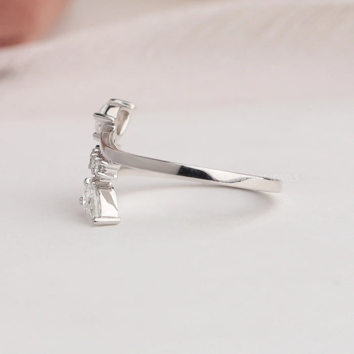 Bypass-Ring mit birnen- und rundgeschliffenen Diamanten