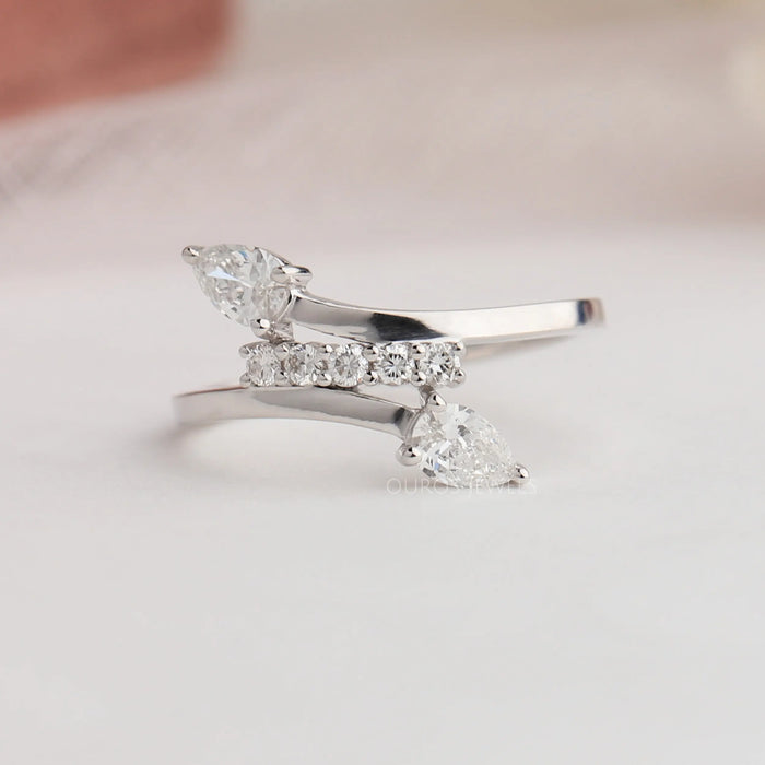 Bypass-Ring mit birnen- und rundgeschliffenen Diamanten