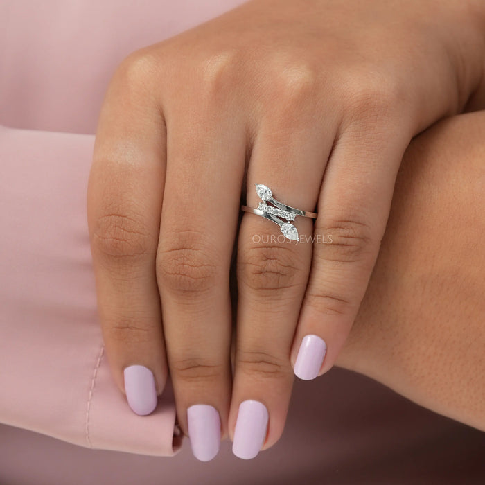 Bypass-Ring mit birnen- und rundgeschliffenen Diamanten