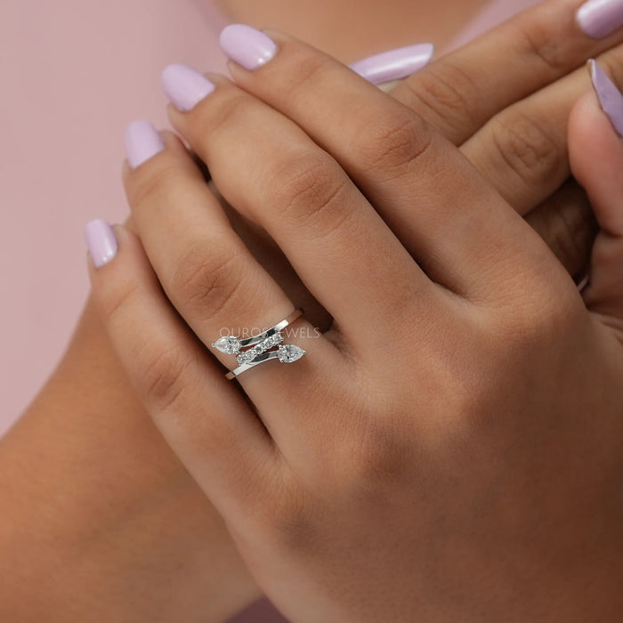 Bypass-Ring mit birnen- und rundgeschliffenen Diamanten