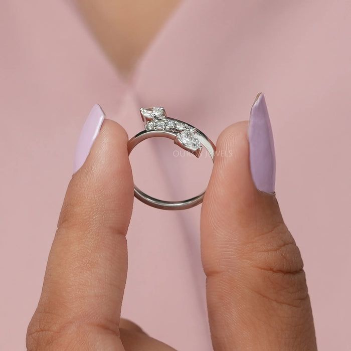 Bypass-Ring mit birnen- und rundgeschliffenen Diamanten