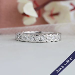 Eternity-Ring mit runden Diamanten in Kanalfassung