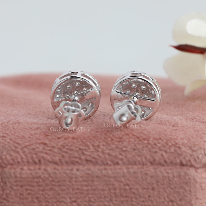 Pavé-Ohrstecker mit runden Diamanten im Halo-Stil