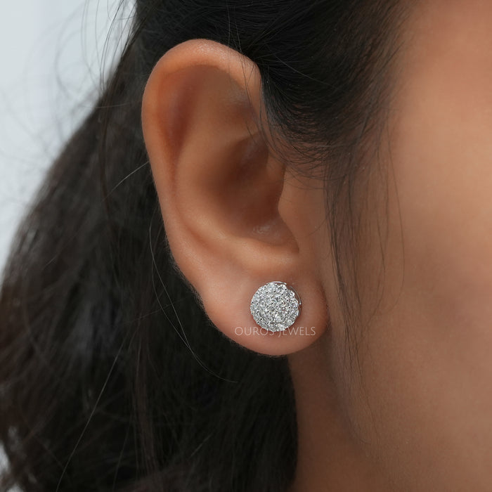 Pavé-Ohrstecker mit runden Diamanten im Halo-Stil
