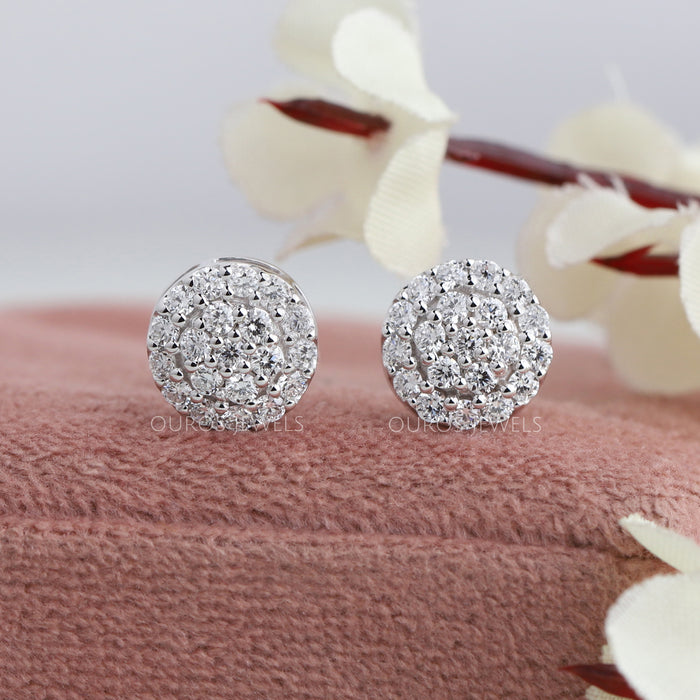 Pavé-Ohrstecker mit runden Diamanten im Halo-Stil